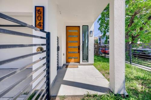 4 Story Home Mins To Downtown Houston with City Views in Houston, USA