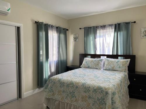 Seamist villa @Oceanpointe Lucea comfy 2BR w/pool gym & parking