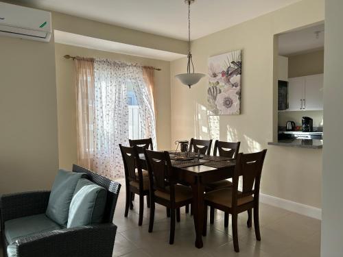 . Seamist villa @Oceanpointe Lucea comfy 2BR w/pool gym & parking