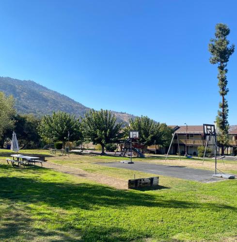 ウェスタン ホリデー ロッジ スリー リバーズ