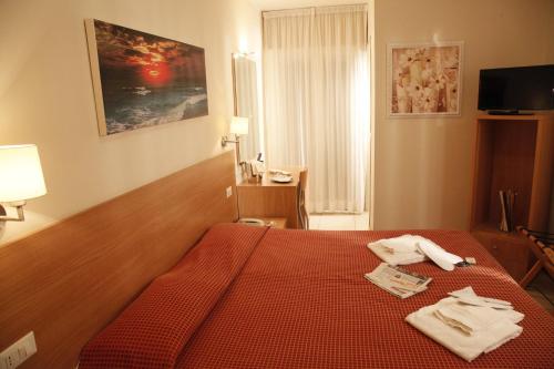 Hotel Majorca - Tap to explore photos