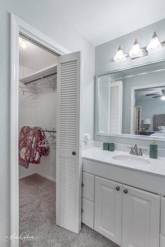 King Bed, Near LSUS & Barksdale, Fast wifi! in Shreveport, USA