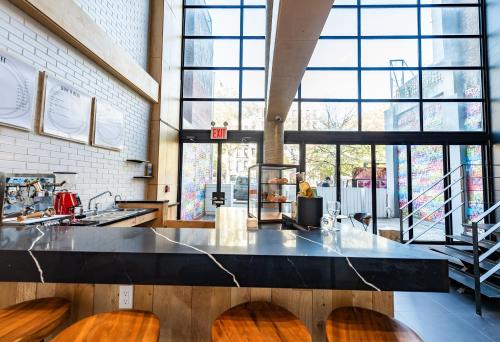 Aliments i begudes, Orchard Street Hotel in Baixa cara est