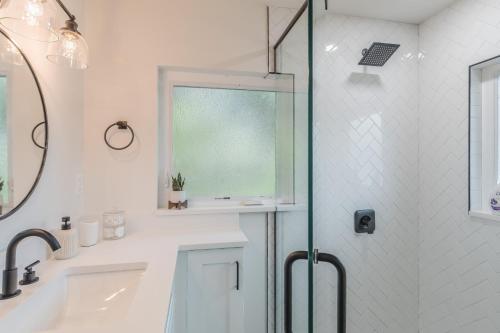 Luxury Tiny Home 2 Miles from Downtown Orlando - Tap to explore photos