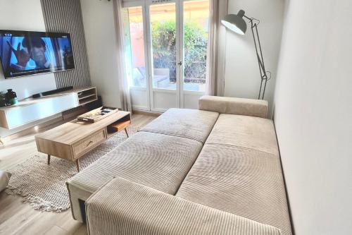 Magnifique 2 Chambres Terrasse et Parking - Tap to explore photos
