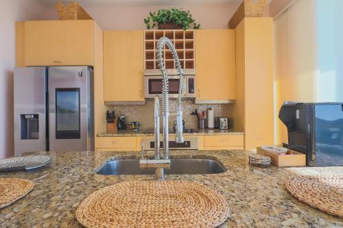 Western Waves Dreamy Diamond Beach Condo - Mind-blowing Views Amenities in Galveston, USA