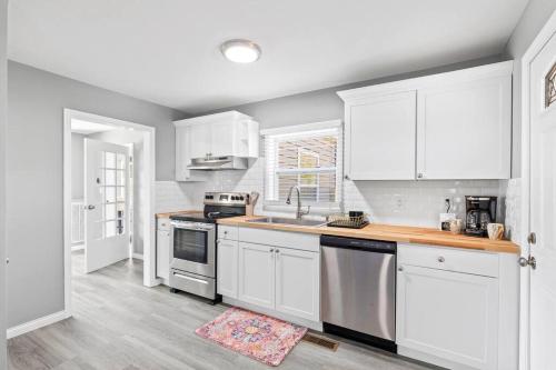 ห้องครัว, Pet Friendly & Great Outdoor Space Close to Downtown in ฮิกซ์สัน (TN)