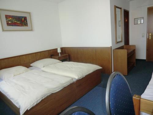 1 queen bed, 1 twin bed