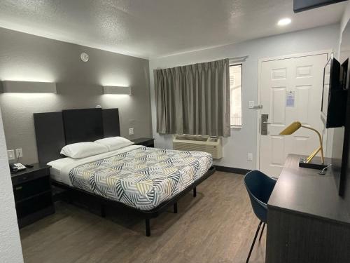 Motel 6 Denton, TX - UNT Room Type - Deluxe Queen Room smoking