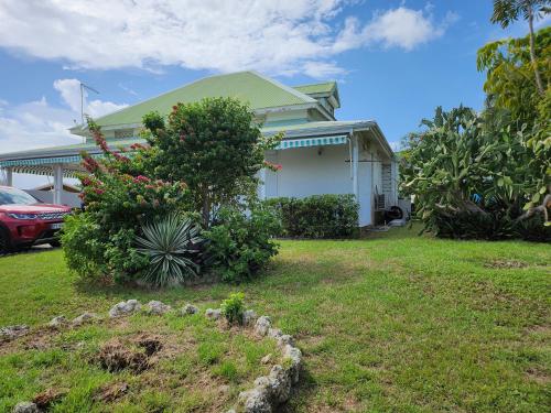 Villa JADE, VUE MER, PISCINE PRIVEE, PLAGE A PIEDS in Mare Gaillard