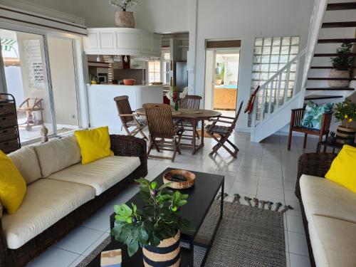 Villa JADE, VUE MER, PISCINE PRIVEE, PLAGE A PIEDS in Mare Gaillard