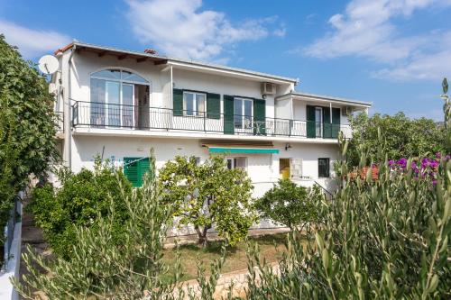 Apartments by the sea Poljica Trogir - 16999 