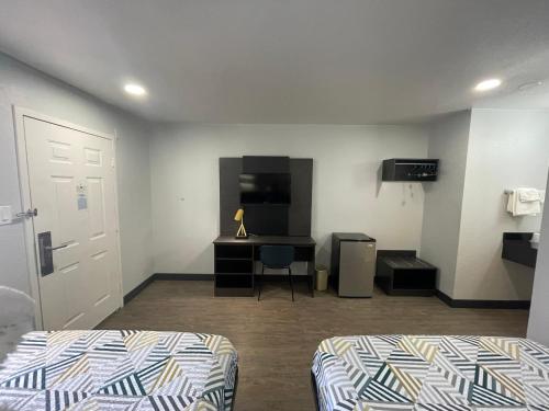 Motel 6 Denton, TX - UNT Room Type - Double Room with Two Double Beds - Non-Smoking Motel 6 Denton, TX - UNT Room Type - Double Room with Two Double Beds - Non-Smoking