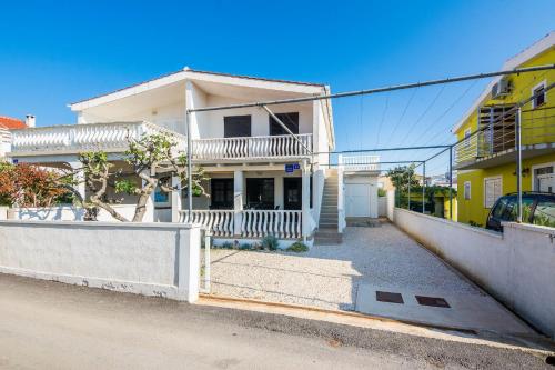 Apartments by the sea Vir - 18586