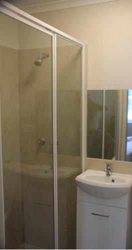 Greenwich Inn Motel - image 2