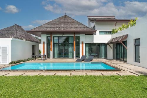 Beautiful comfortable and Fully Equipped Big pool villa with 65inch smart tv Located near popular Bangtao beach and laguna