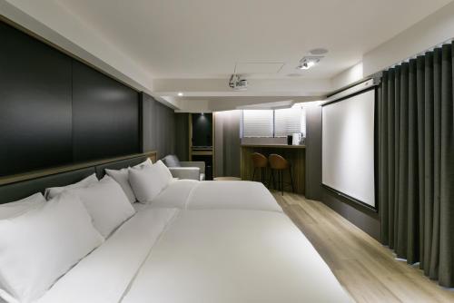 407374960 Autumn Willow Hotel