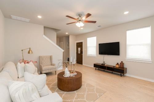 New Modern Home in Leander, Cozy and Close to All!