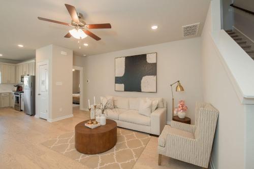 New Modern Home in Leander, Cozy and Close to All!