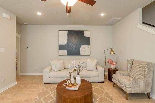 New Modern Home in Leander, Cozy and Close to All!