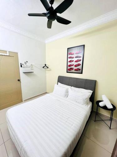 Bonjour Riverview 2KM Jonker/6 Pax/Netflix/100Mbps - Tap to explore photos