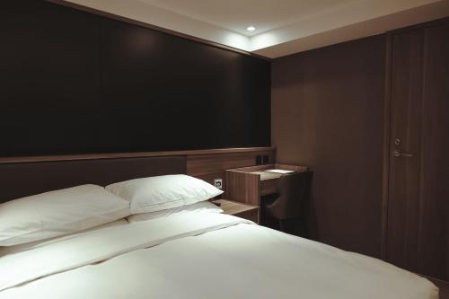 407380277 Autumn Willow Hotel