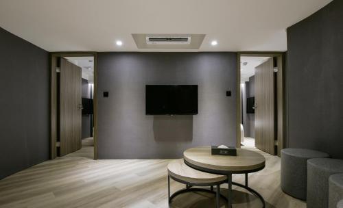 407380667 Autumn Willow Hotel