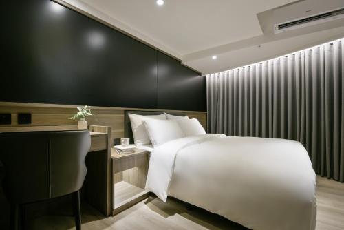 407380670 Autumn Willow Hotel