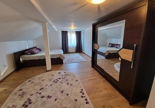 5 bedrooms, 6 beds