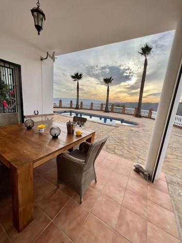 CasaBlanca Villa Rural con piscina y barbacoa in Camino De Pasada De Granadillo