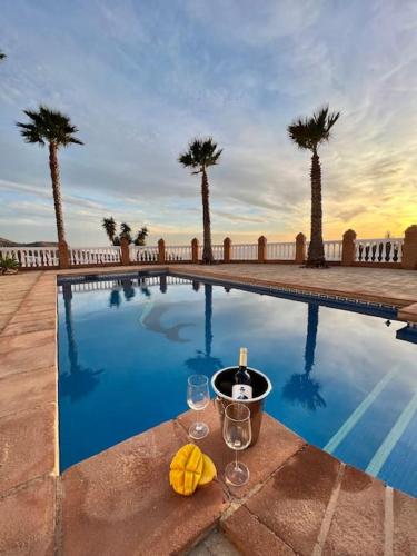 CasaBlanca Villa Rural con piscina y barbacoa