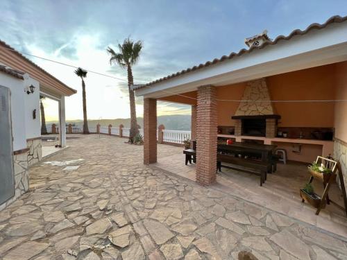 CasaBlanca Villa Rural con piscina y barbacoa in Camino De Pasada De Granadillo