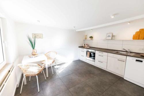 Kitchen, Spacious 6 Room Flat *Balcony & Terrace* in Arheilgen