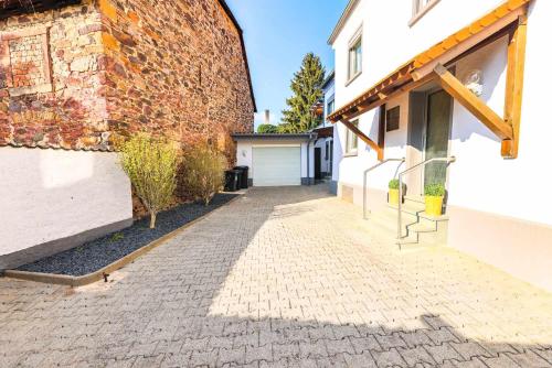 Exterior view, Spacious 6 Room Flat *Balcony & Terrace* in Arheilgen