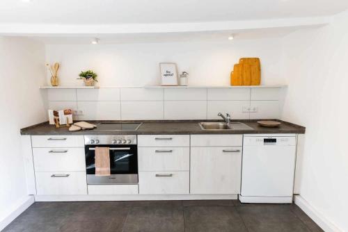 Kitchen, Spacious 6 Room Flat *Balcony & Terrace* in Arheilgen