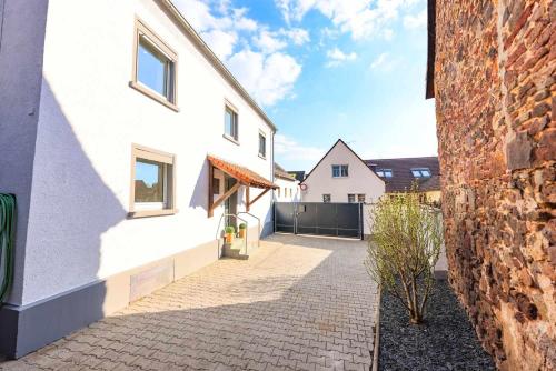 Exterior view, Spacious 6 Room Flat *Balcony & Terrace* in Arheilgen