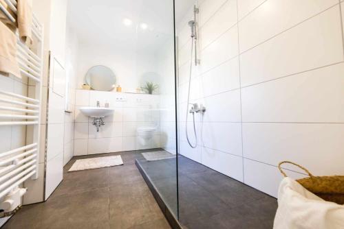 Shower, Spacious 6 Room Flat *Balcony & Terrace* in Arheilgen