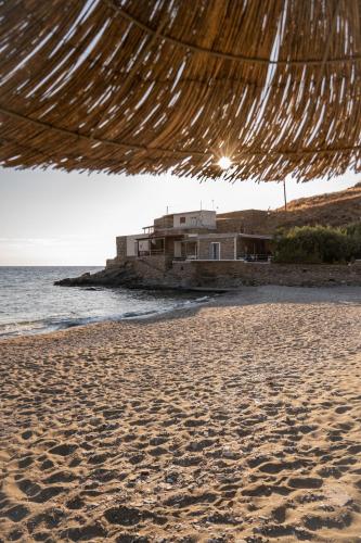 Beachfront bungalow in the area of Kampi, near Koundouros