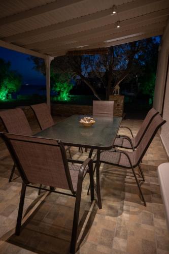 Beachfront bungalow in the area of Kampi, near Koundouros