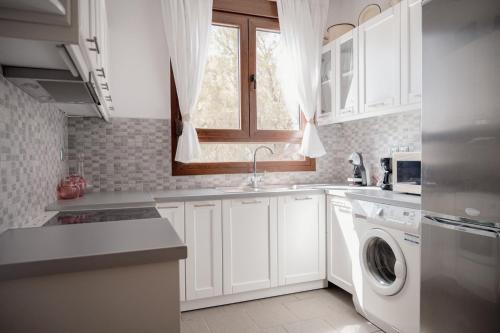 Konyha, Beachfront bungalow in the area of Kampi, near Koundouros in Ioulida