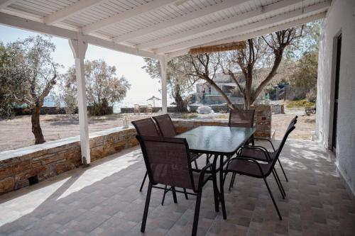 Beachfront bungalow in the area of Kampi, near Koundouros