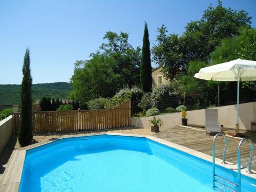 STUDIO TERRASSE PISCINE UZES PONT DU GARD in Pougnadoresse