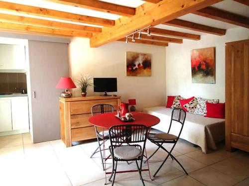 STUDIO TERRASSE PISCINE UZES PONT DU GARD in Pougnadoresse