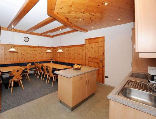 مطبخ, Haus Tschambräu (Haus Tschambrau) in جاشورن