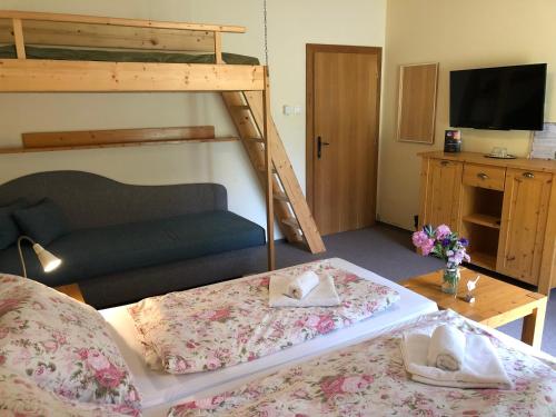 1 queen bed, 1 twin bed, 1 bunk bed