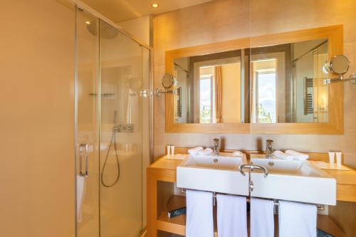 Classic Double Room with Lake View  image 8