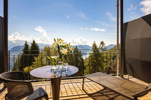 Classic Double Room with Lake View  image 9