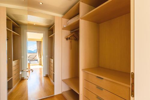 Penthouse Suite with Lake View image 6