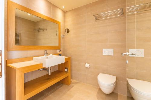 Penthouse Suite with Lake View image 7