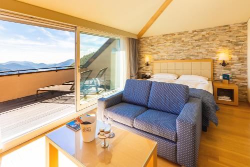 Penthouse Suite with Lake View image 8